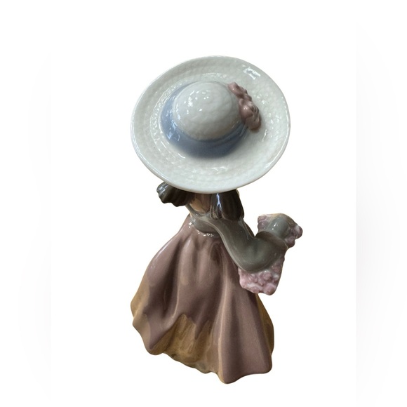 NAO LLADRO Porcelain Figurine "OUT FOR A STROLL" - Picture 2 of 3